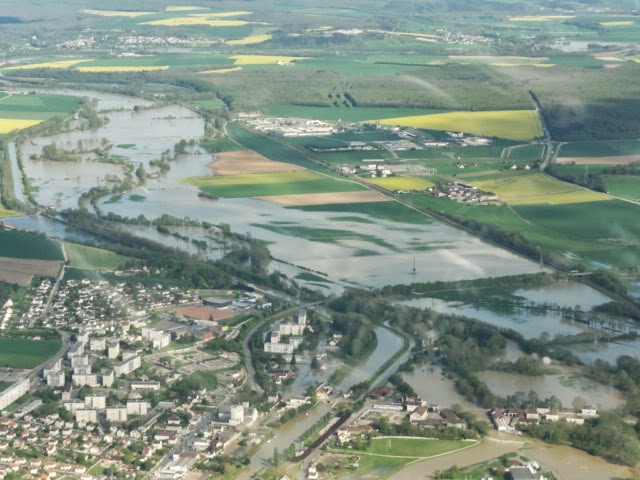 Crue de l'Armançon, en mai 2013, à Tonnerre, avenue de Montabaur, dans l'Yonne